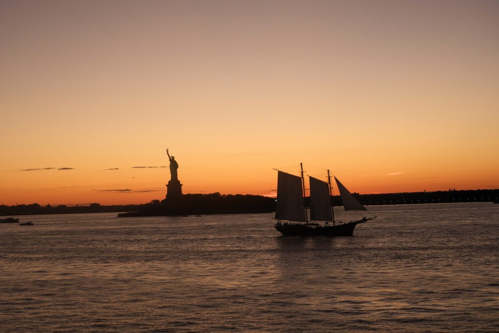 Freiheitsstatur im Sonnenuntergang. Lass dich auf unserem Reiseblog mit Tipps und Erfahrungen in Europa und weltweit begeistern.